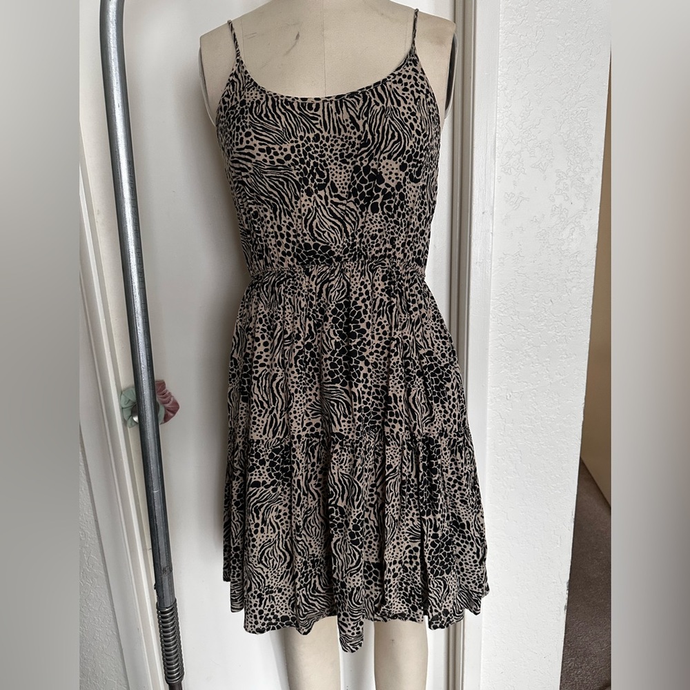 Tan and black pattern dress. Gently used. Vero Moda size medium.
